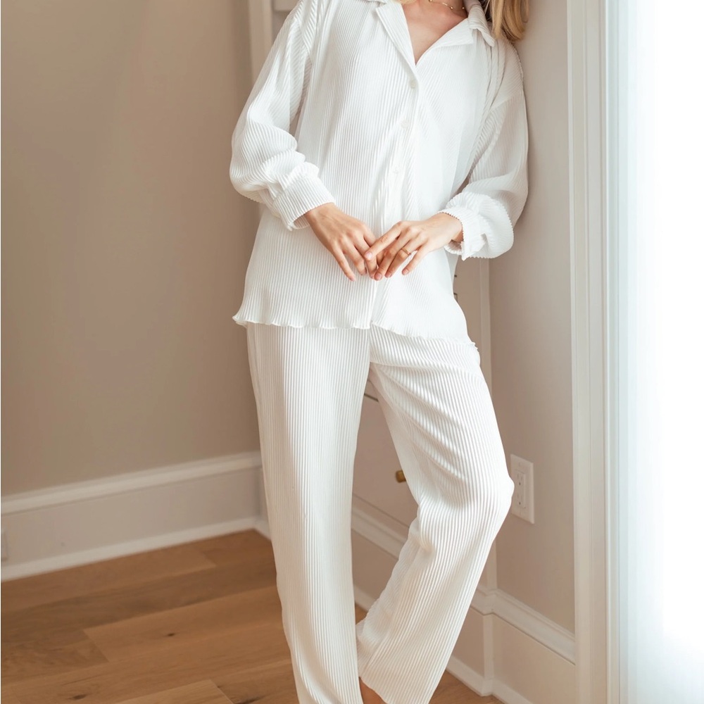 Waverles Pleated Set in Dove